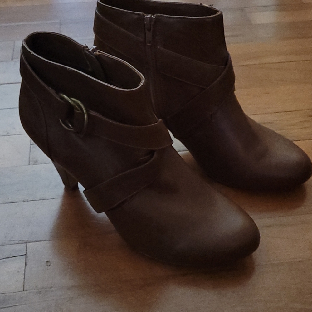Bootie. Size 10. Brown. Inside zipper